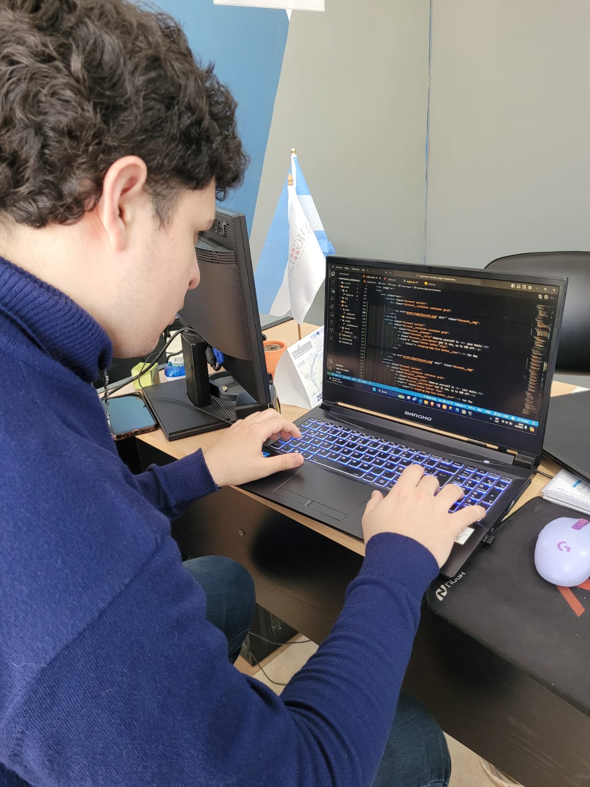 foto trabajando en la oficina